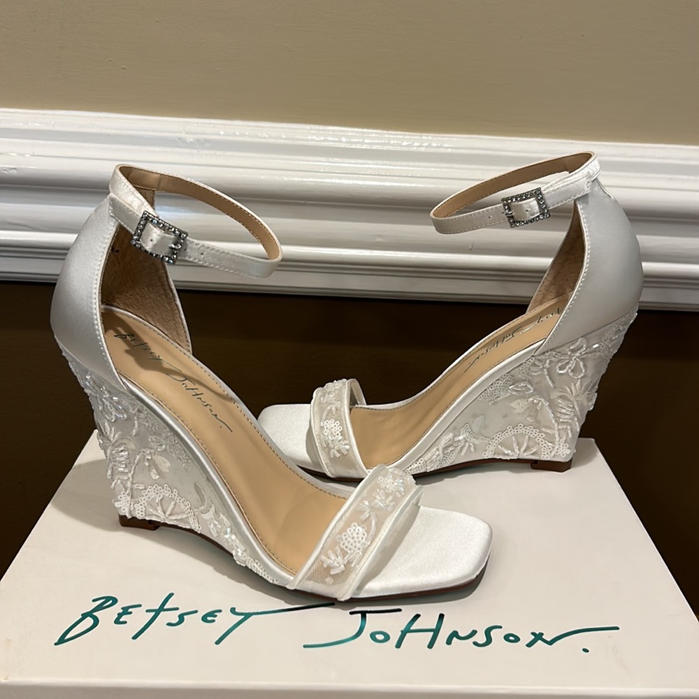 Betsey Johnson SB IVAN Ivory Satin Embroidered Wedge Shoes.  7.5.  NEW